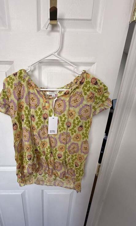 Rose + Olive Tops - Rose + Olive Women's Floral Short Sleeve Blouse Top Green Purple Size M